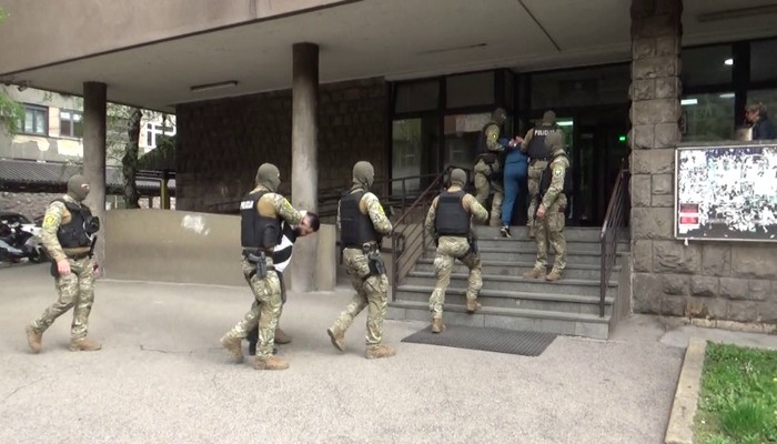U policijskoj akciji Uprave policije MUP-a ZDK "PIRAMIDA" vršeni pretresi na 24 lokacije  a 20 lica je lišeno slobode