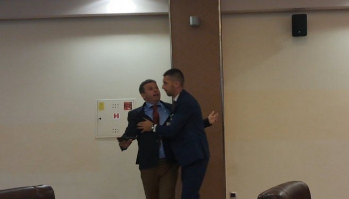 "HAOS U NSRS: VUKANOVIĆ UDALJEN SA SJEDNICE, POTOM UPAO NA KONFERENCIJU STEVANDIĆA"