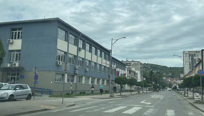 INCIDENT U DOBOJU: PRIJETNJE I FIZIČKI NAPAD NA POLICIJU, UHAPŠENE TRI OSOBE