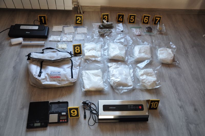 TEŠANJ: U PRETRESU PRONAĐENO VIŠE OD 7,3 KILOGRAMA DROGE