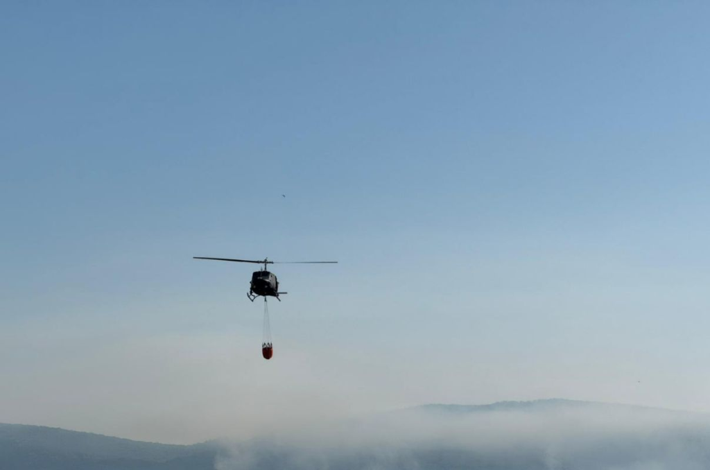 HELIKOPTER OS BIH GASI POŽAR U OPĆINI JABLANICA