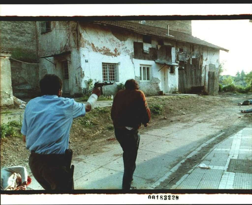 UDRUŽENJA NOVINARA SRBIJE I BiH TRAŽE OPOZIV RATNE FOTOGRAFIJE UBIJANJA CIVILA U BRČKOM