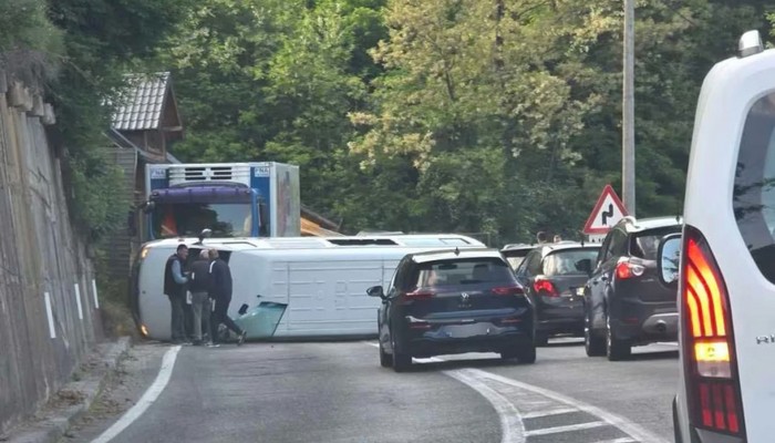 PREVRNUO SE MINIBUS KOD JABLANICE: SAOBRAĆAJ POTPUNO OBUSTAVLJEN U OSTROŠCU