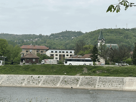 NOŽEM POVRIJEDIO ŽENU U ZAVIDOVIĆIMA: MUŠKARAC UHAPŠEN ZBOG POKUŠAJA UBISTVA