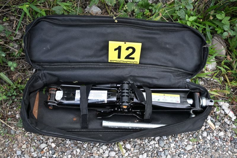 BJEŽAO OD POLICIJE PA IZ AUTA IZBACIVAO ORUŽJE I MINE: U ZENICI PRONAĐEN VELIKI ARSENAL, DVIJE OSOBE UHAPŠENE