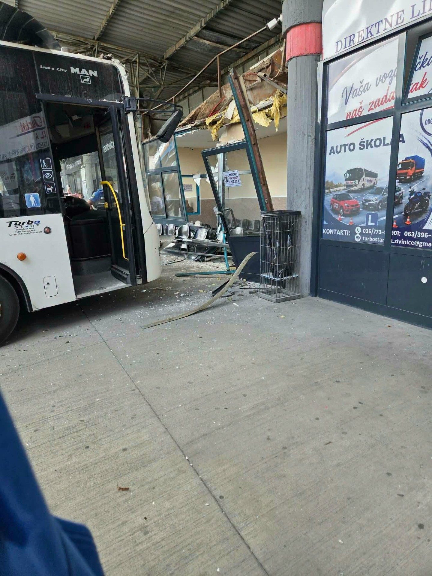 AUTOBUS SE ZABIO U STANICU U ŽIVINICAMA: TRI OSOBE POVRIJEĐENE, DVIJE ZAVRŠILE U UKC-U TUZLA