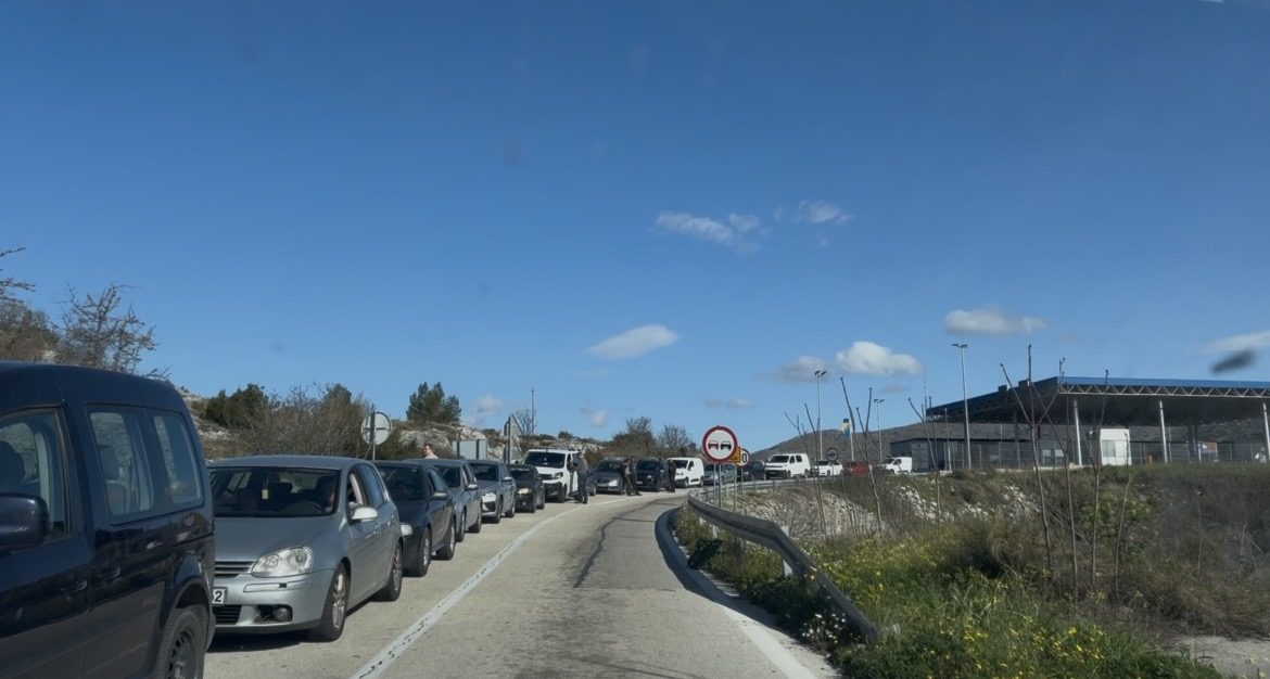 MAGLA SMANJUJE VIDLJIVOST, VIŠE DIONICA ZATVORENO ZBOG RADOVA – DUGE KOLONE NA GP VELIKA KLADUŠA