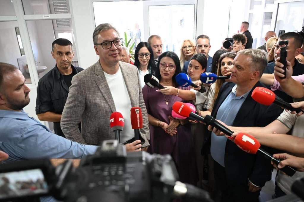 Vučić najavio da će večeras podnijeti ostavku na mjesto predsjednika Srbije