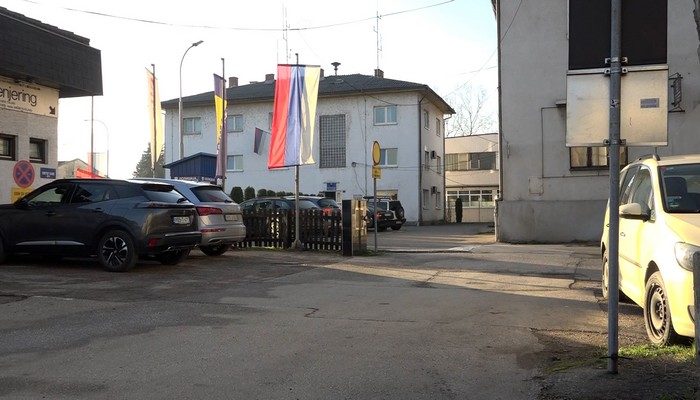TESLIĆ: SJEKIROM UNIŠTAVAO INVENTAR U UGOSTITELJSKOM OBJEKTU, POLICIJA GA LIŠILA SLOBODE