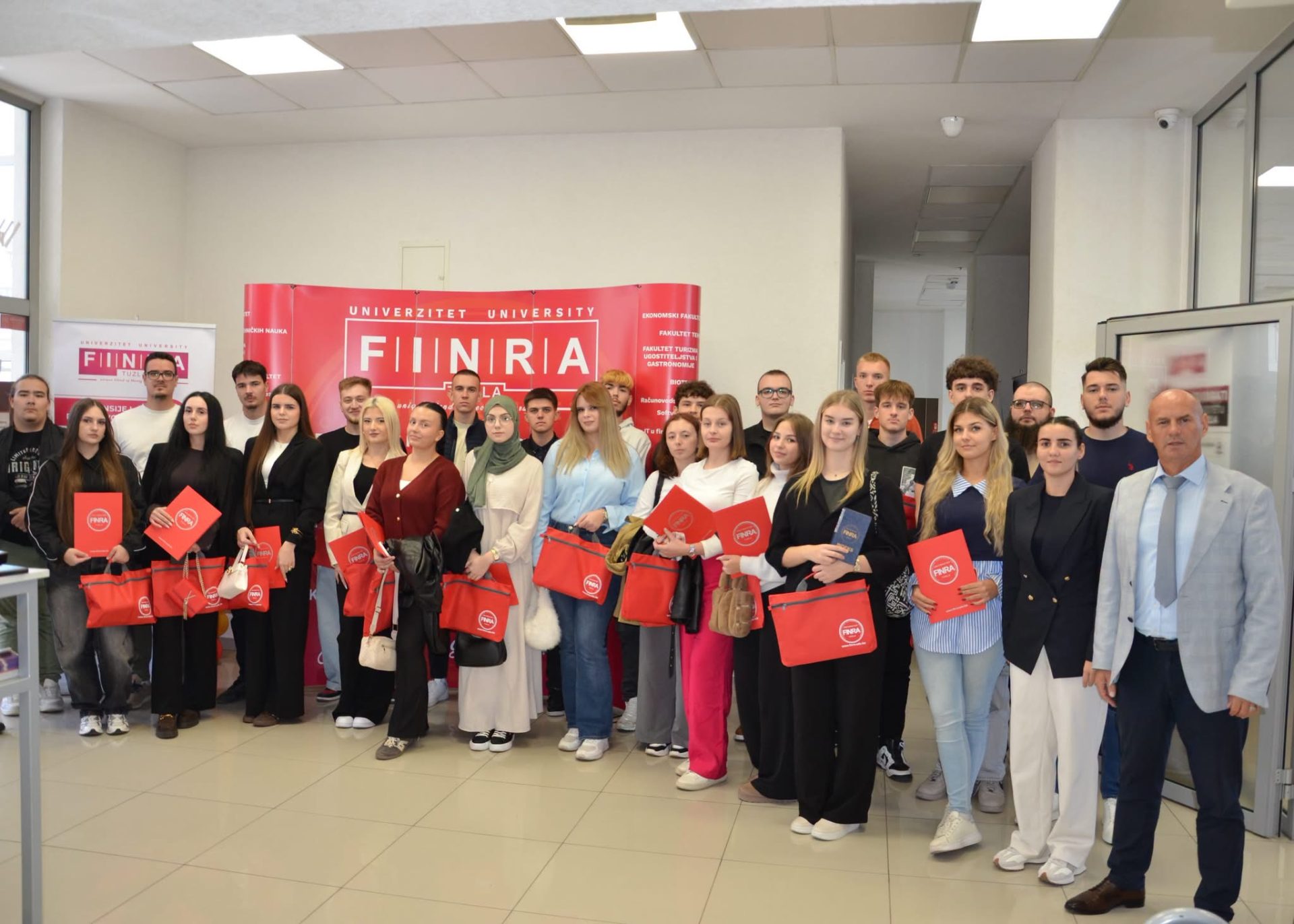 UNIVERZITET FINRA TUZLA DODIJELIO STIPENDIJE STUDENTIMA PRVE GODINE