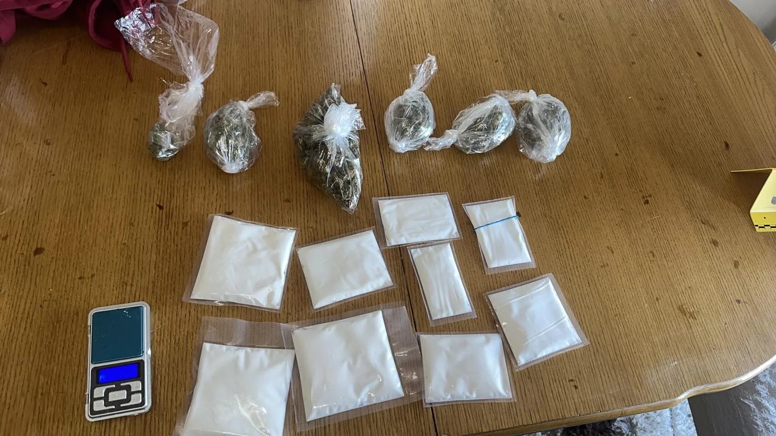 PRONAĐENO 2,5 KILOGRAMA DROGE I NOVAC: LICE IZ GRADAČCA PREDATO TUŽILAŠTVU