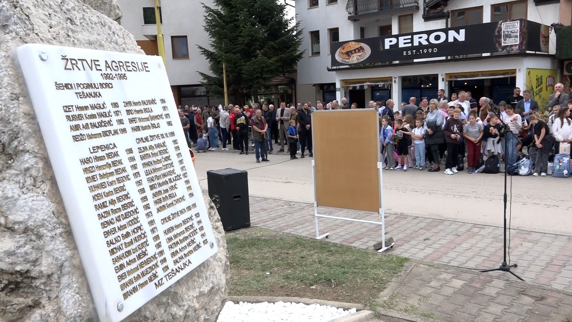 TEŠANJKA: 31 GODINA OD MASAKRA AVIONA VRS NAD 60 CIVILA-CVIJEĆE POLOŽILI I PREDSTAVNICI NK „POBJEDA“ I NK  „USORA“