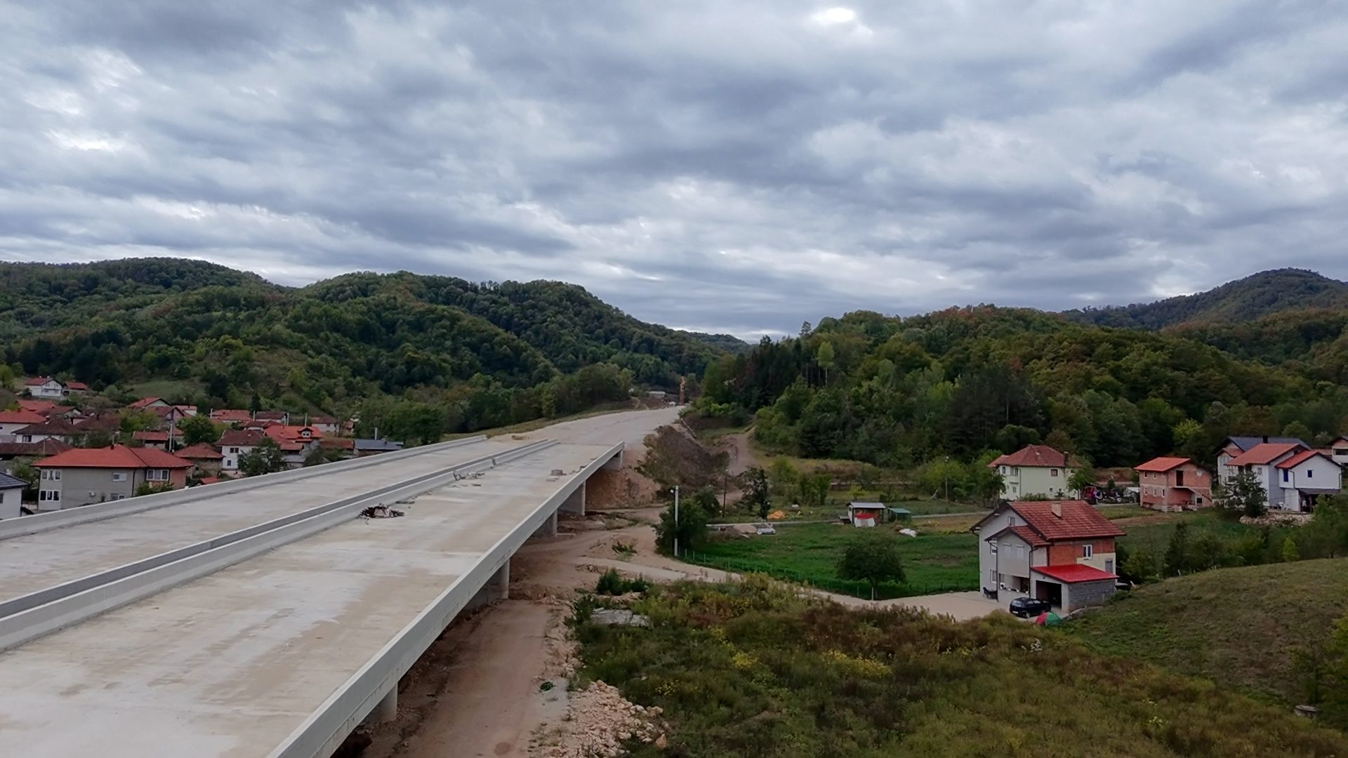 TEŠANJ: POLA GODINE OD OBUSTAVE RADOVA NA KORIDORU VC-PUTEVI POKIDANI, MOSTOVI NEDOVRŠENI, PRIJETE BUJIČNE POPLAVE...