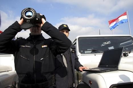Dvojica državljana BiH osumnjičena za krijumčarenje migranata: Jedan dojavljivao lokacije policije, drugi ih prevozio