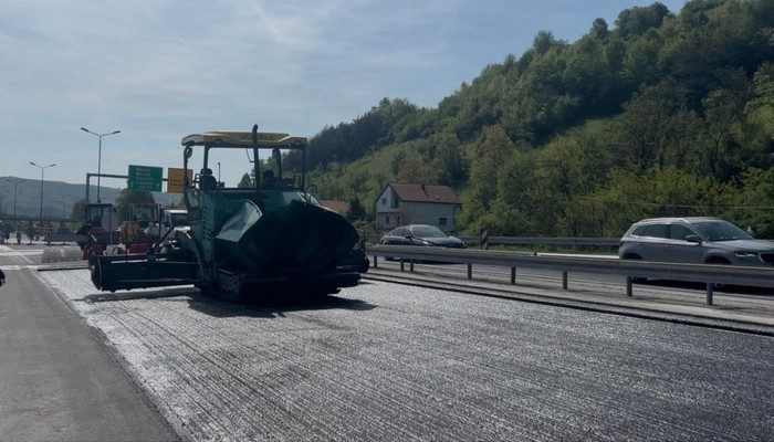 Stanje na cestama u ZDK: Usporeno na više dionica, u Kraševu gorio pomoćni objekat