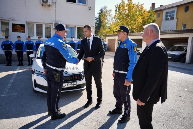 IZVRŠENA PRIMOPREDAJA NOVIH SLUŽBENIH VOZILA ZA SEKTOR KRIMINALISTIČKE POLICIJE I POLICIJSKE STANICE CENTAR, CRKVICE, NEMILA, ŽEPČE, ZAVIDOVIĆI I MAGLAJ