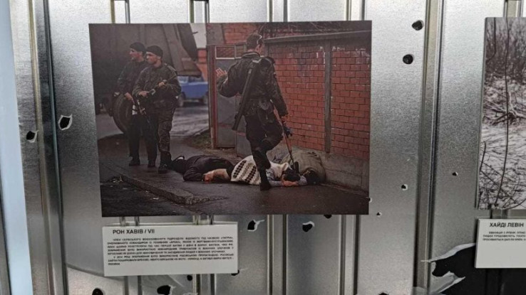 Ukrajinci plaču: Fotografije Arkanovih zločina u BiH prikazane u metrou, u Kijevu