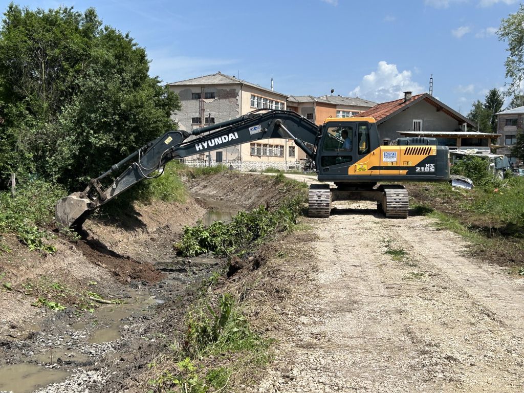 ŠTA SMO NAUČILI IZ POPLAVA IZ 2014. – KAKO SE NAJTEŽE POGOĐENE SREDINE NOSE SA SANACIJOM   POSLJEDICA, IMA LI AKTIVNOSTI NA PREVENCIJI I DOPRINOS PROJEKTA „PREPS II“?!