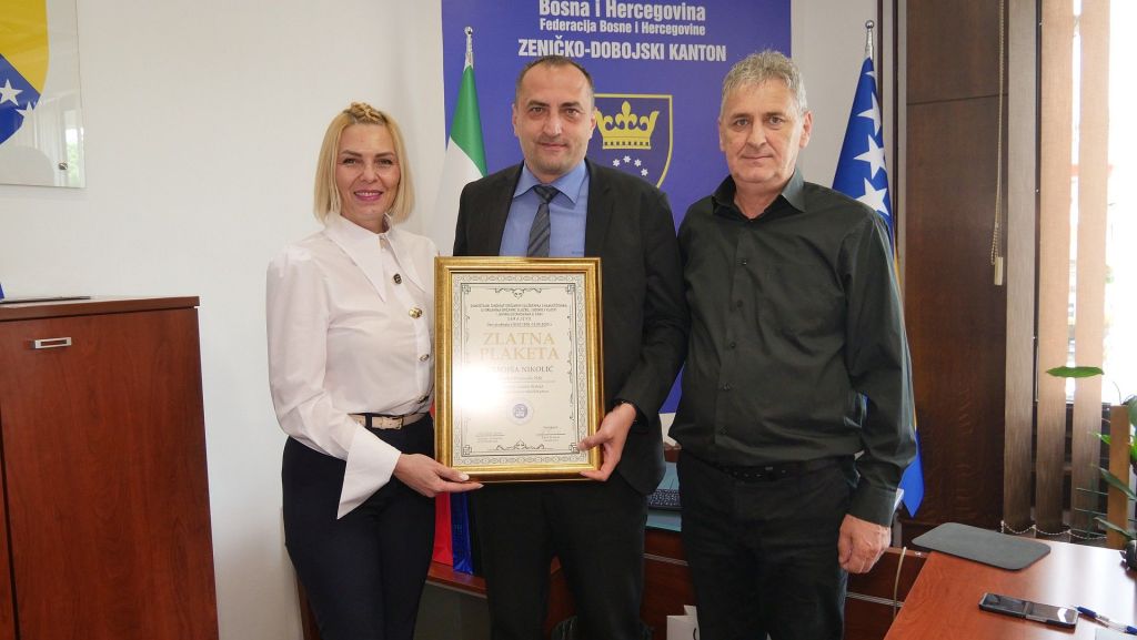 Zlatna plaketa ministru Nikoliću kao priznanje za jačanje socijalnog dijaloga u ZDK-u Zlatna plaketa ministru Nikoliću kao priznanje za jačanje socijalnog dijaloga u ZDK-u