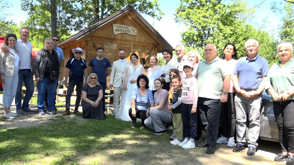 SKK „VIHOR“ DERVENTA: NA MAJSKO STIHOVANJE STIGLO 20 PJESNIKA SKK „VIHOR“ DERVENTA: NA MAJSKO STIHOVANJE STIGLO 20 PJESNIKA