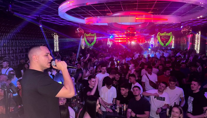Emrah Emšo novim singlom „ Usne od svile“, okupio publiku iz Jelaha, Tešnja, Doboja, Teslića, Prnjavora i Ušore