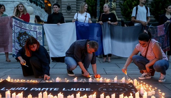 BEOGRAD: PALJENJEM SVIJEĆA NEVLADINE ORGANIZACIJE OBILJEŽILE 30.GODIŠNJICU GENOCIDA U SREBRENICI