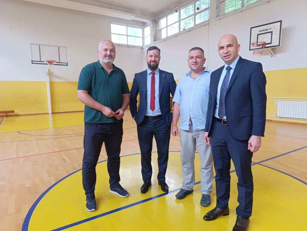 Premijer Pivić i ministar Mušija obišli radove na rekonstrukciji sportskih dvorana u Zenici Premijer Pivić i ministar Mušija obišli radove na rekonstrukciji sportskih dvorana u Zenici