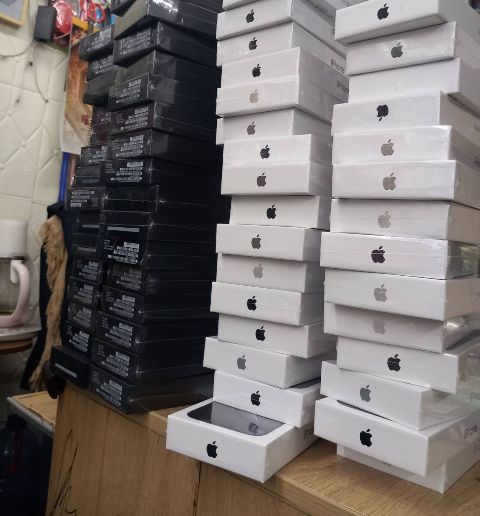 Oduzeta veća količina lažno upakovanih mobilnih telefona