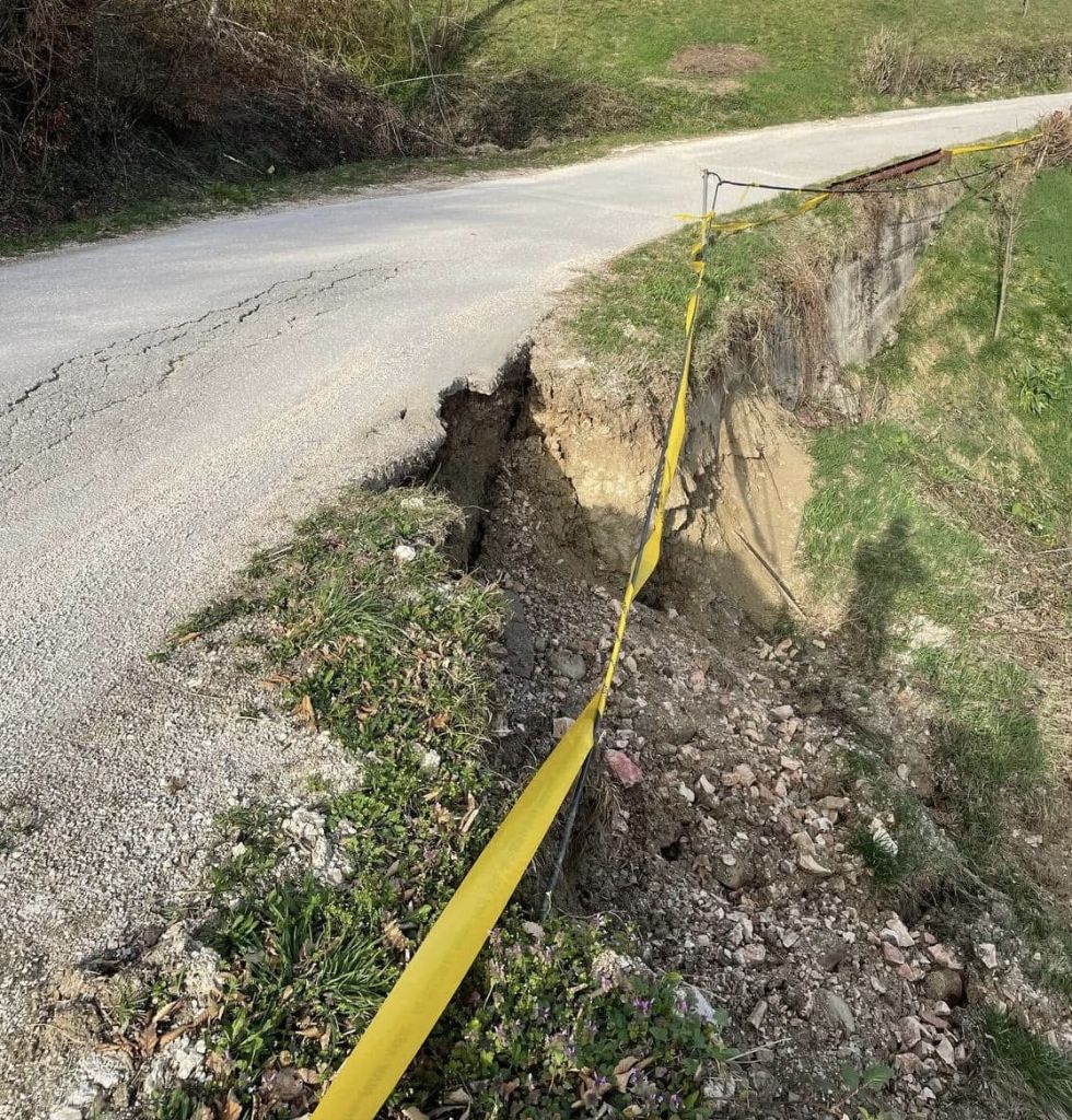 ZBOG ODRONA OPREZ NA VIŠE PUTNIH PRAVACA