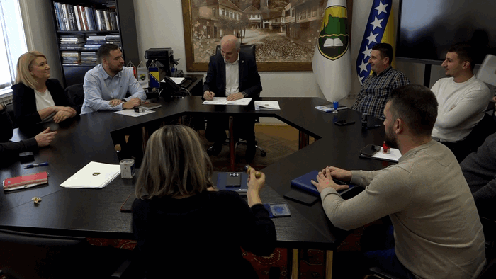 TEŠANJ: ZA PET PROJEKATA POTPISANO OSAM UGOVORA VRIJEDNIH 800.000 KM TEŠANJ: ZA PET PROJEKATA POTPISANO OSAM UGOVORA VRIJEDNIH 800.000 KM