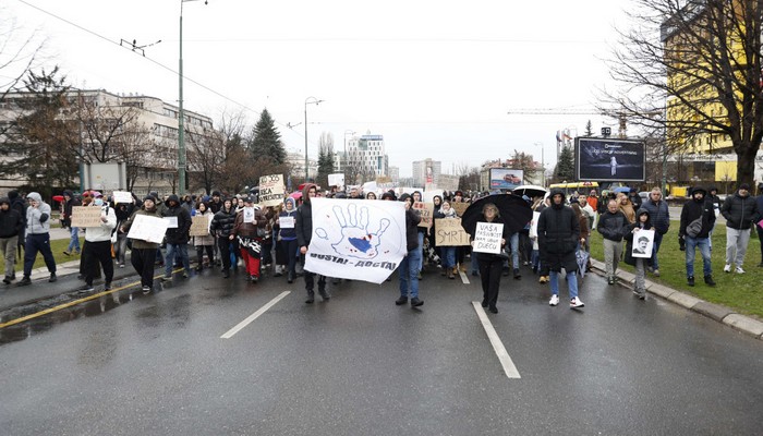 Novi protest u Sarajevu: Stotine učenika, studenata i građana blokirali saobraćajnice