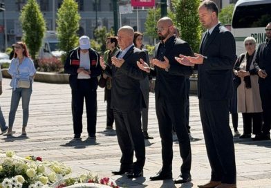 MINISTRI ISAK I LOKMIĆ ODALI POČAST NAJMLAĐIM ŽRTVAMA OPSADE