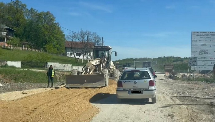 GUŽVE NA CESTAMA I GRANIČNIM PRELAZIMA: EVO GDJE SU AKTUELNE OBUSTAVE I RADOVI